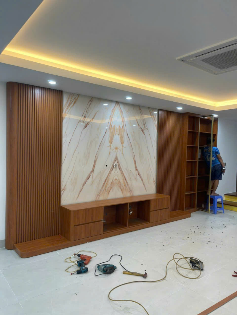 tranh tráng gương giả đá ứng dụng vách tivi phòng khách