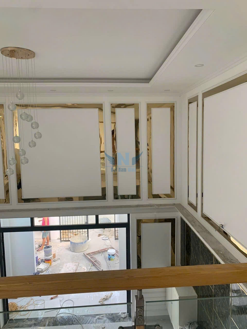 ứng dụng nẹp inox trang trí tường trần