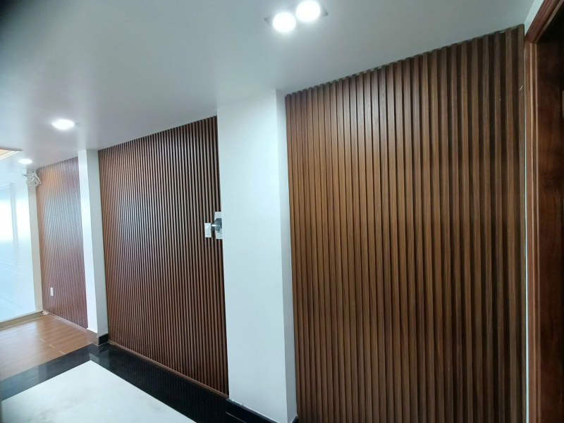 Lam sóng nhựa giả gỗ ốp tường nội thất
