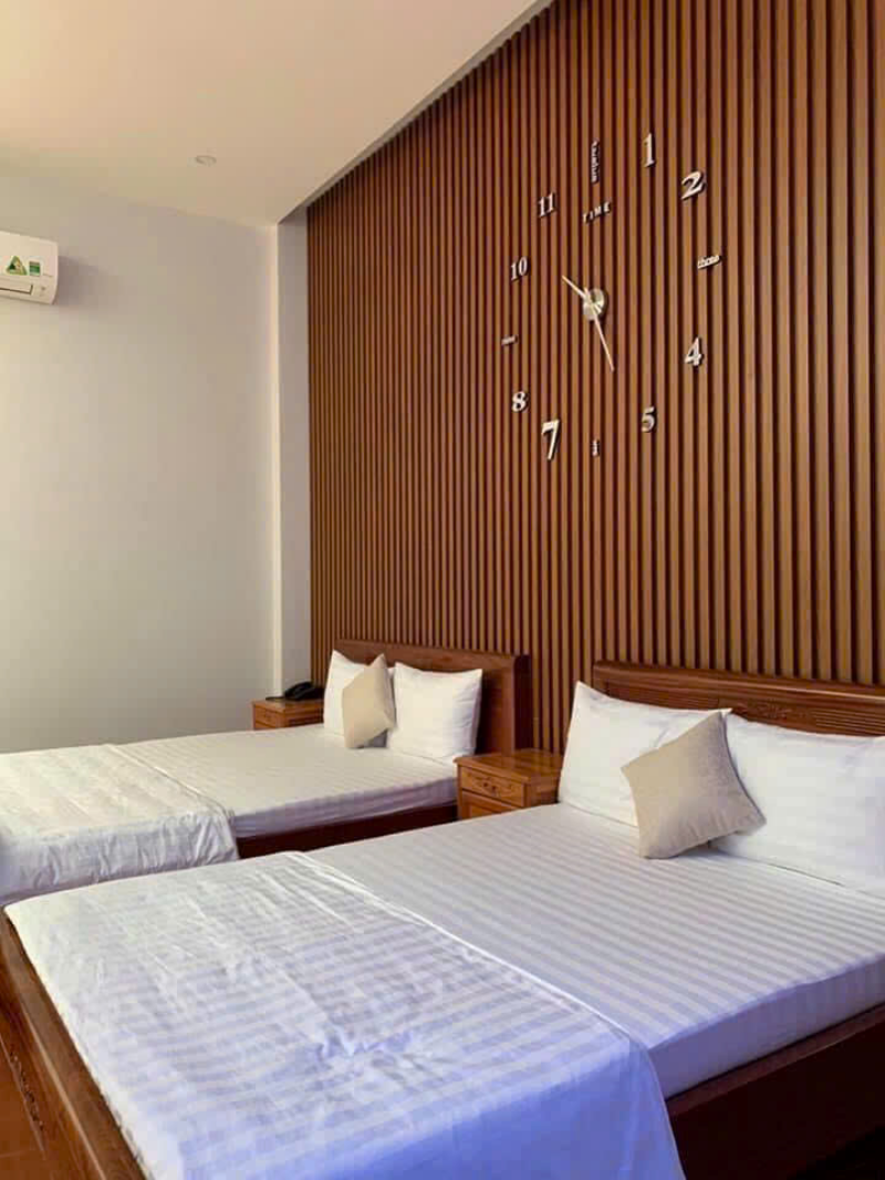 Lam sóng nhựa giả gỗ ứng dụng phòng ngủ khách sạn&nbsp;