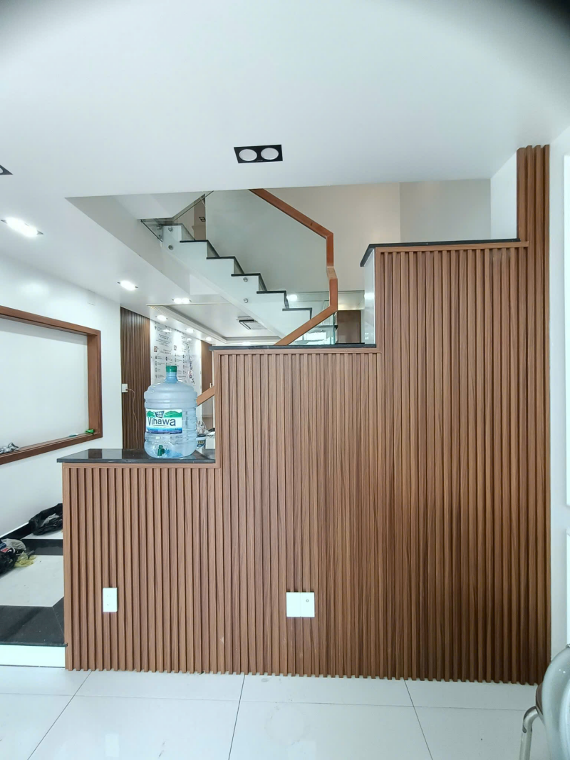 Lam sóng nhựa giả gỗ ứng dụng ốp vách cầu thang