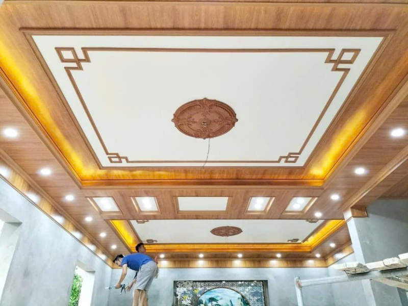 Trần Nhựa Nano Giả Gỗ Giật Cấp Phòng Khách