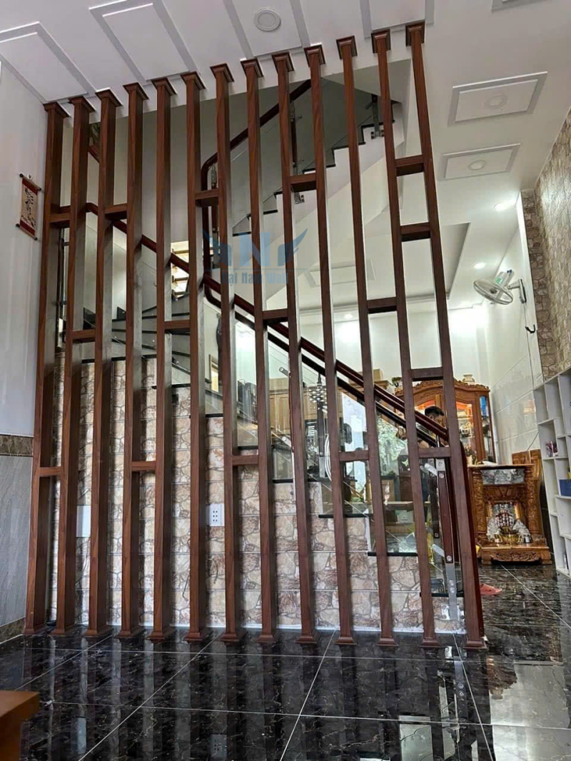 Ứng dụng lam hộp nhựa giả gỗ vách cầu thang